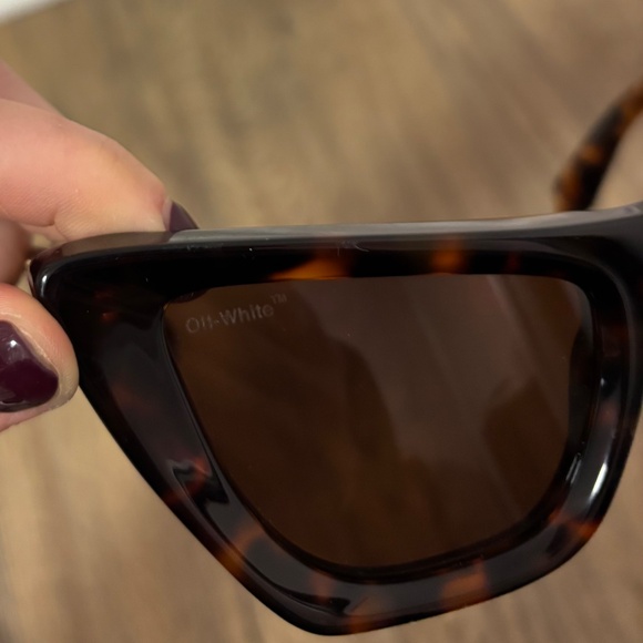 Off-White Tortoise Shell Sunglasses - Picture 4 of 10